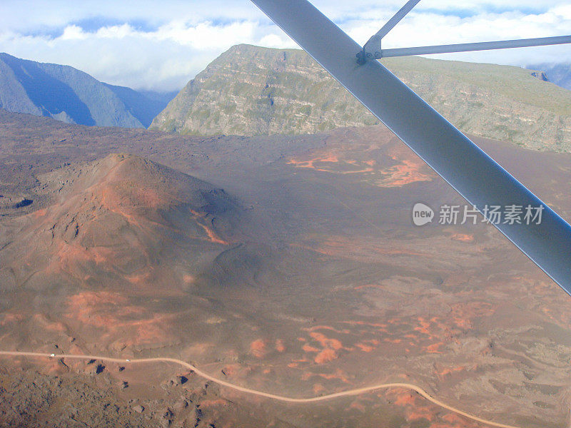 乌尔姆航班在留尼汪岛上空。Piton de la Fournaise附近的沙地